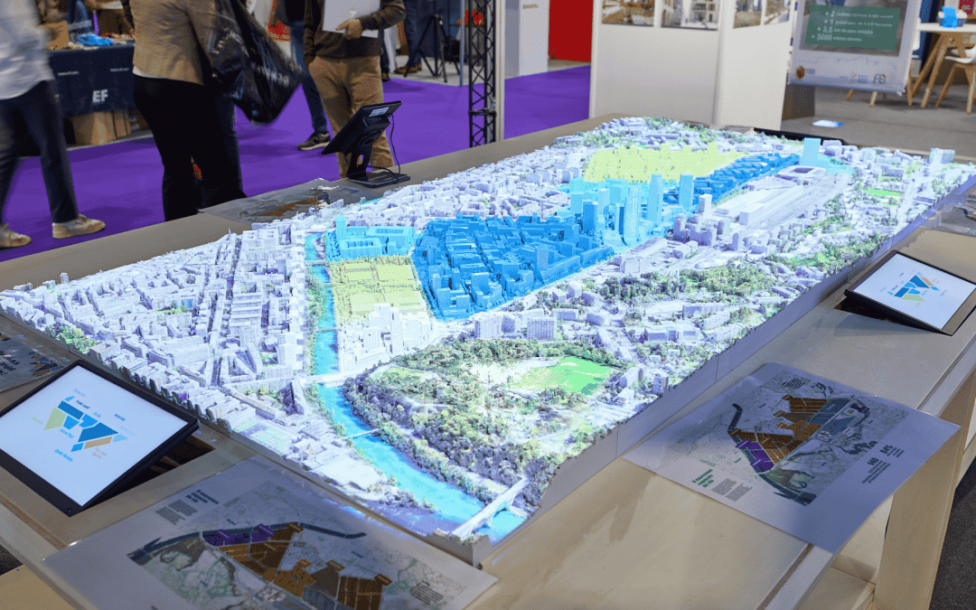 PAAM’s Town, une maquette urbaine 3D innovante avec projection interactive, conçue pour dynamiser la concertation citoyenne et illustrer la transformation des territoires.