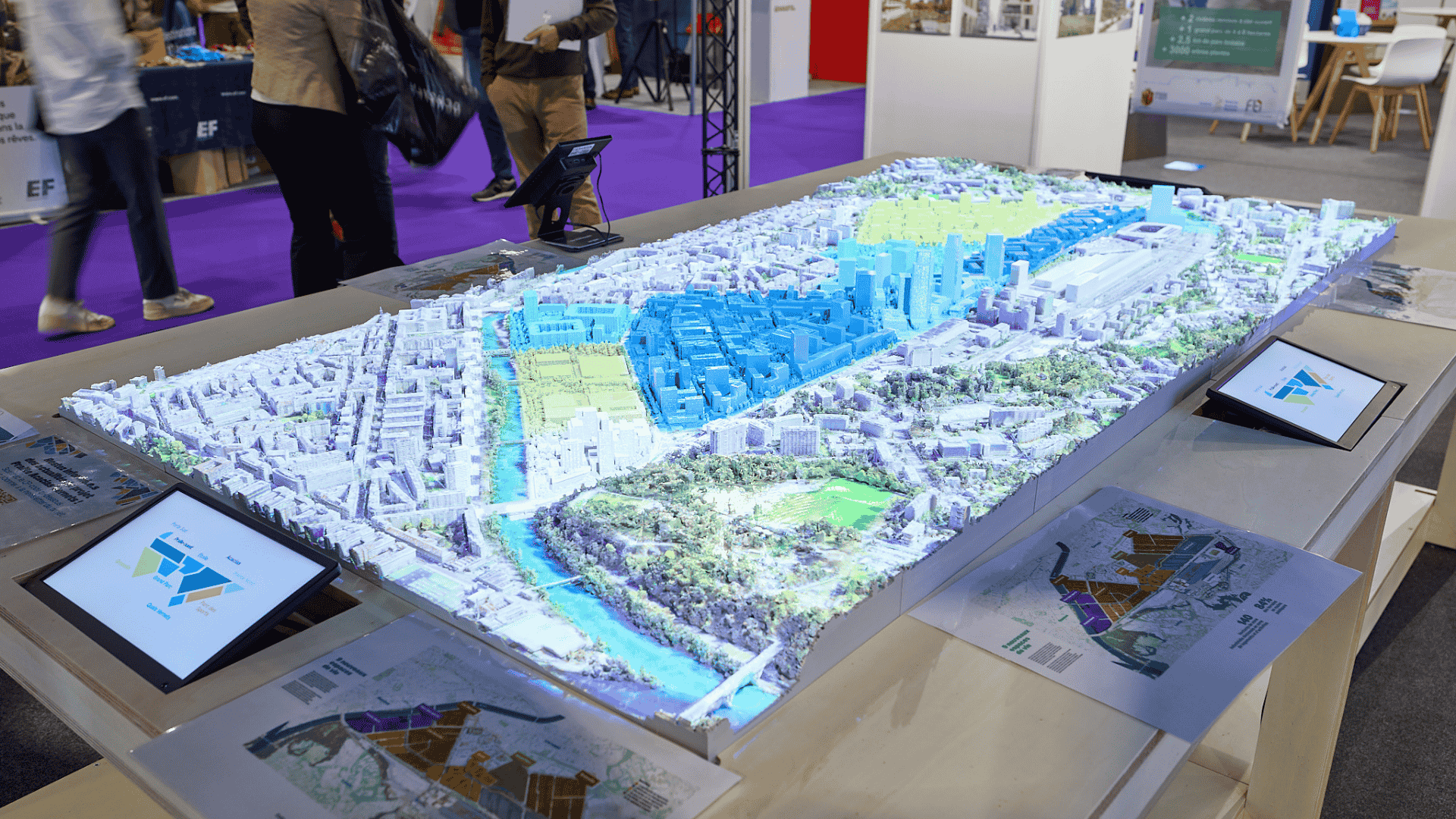 Maquette urbaine interactive PAAM’s Town – Pour une concertation citoyenne vivante et immersive PAAM’s Town, une maquette urbaine 3D innovante avec projection interactive, conçue pour dynamiser la concertation citoyenne et illustrer la transformation des territoires.
