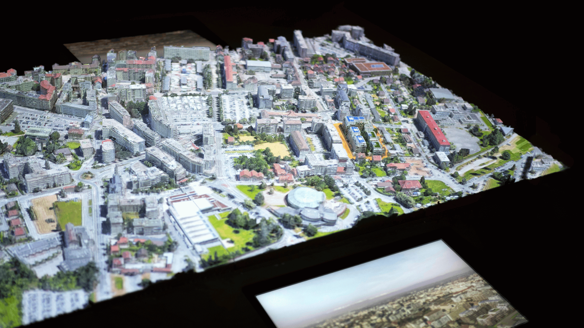 Maquette urbaine interactive PAAM’s Town – Pour une concertation citoyenne vivante et immersive PAAM’s Town, une maquette urbaine 3D innovante avec projection interactive, conçue pour dynamiser la concertation citoyenne et illustrer la transformation des territoires.
