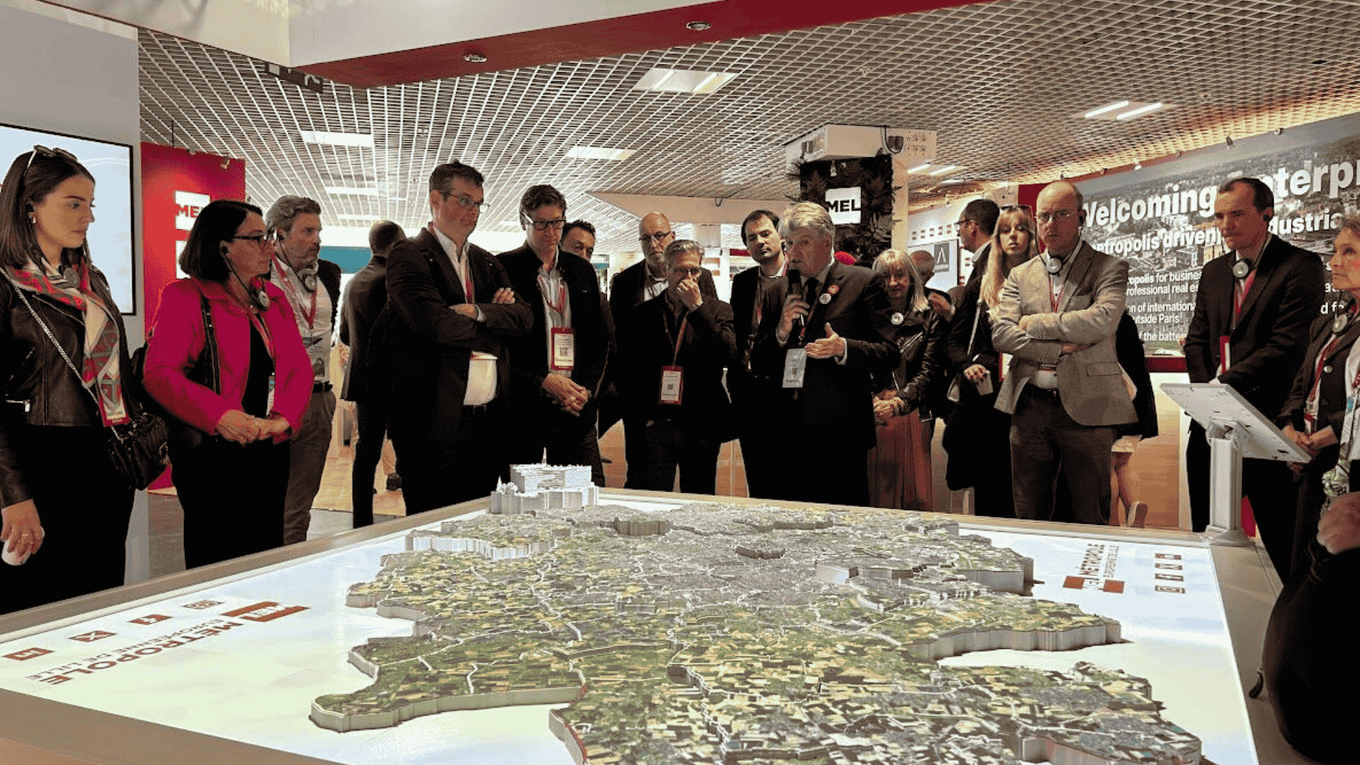 Maquette urbaine interactive PAAM’s Town – Pour une concertation citoyenne vivante et immersive PAAM’s Town, une maquette urbaine 3D innovante avec projection interactive, conçue pour dynamiser la concertation citoyenne et illustrer la transformation des territoires.