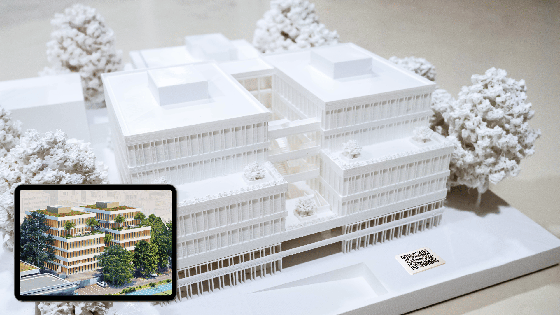 PAAM’s Design – Une maquette interactive avec QR Code pour une immersion totale Maquette PAAM’s Design intégrant un QR Code interactif, permettant une expérience immersive et interactive pour visualiser un projet architectural en détail.