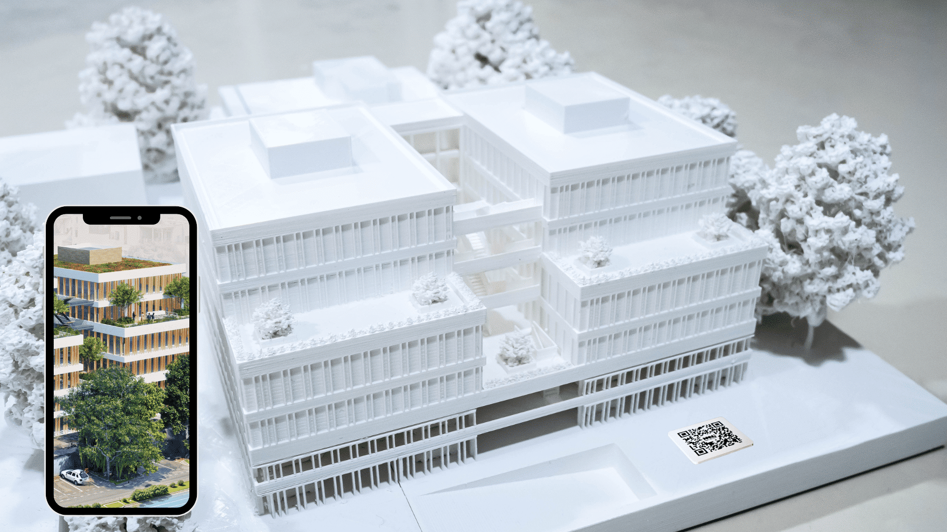 Maquette physique PAAM’s Design blanche avec QR Codes et affichage en réalité augmentée sur smartphone