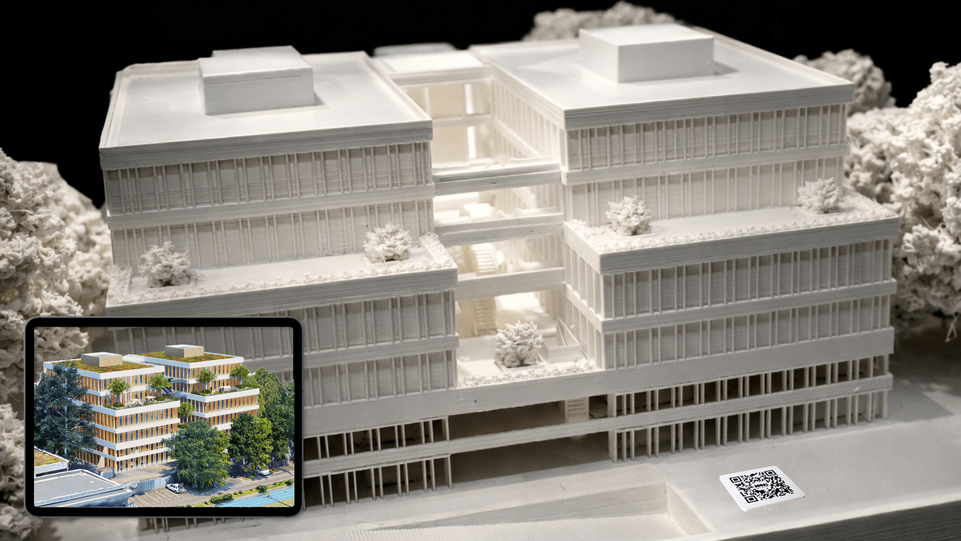 Maquette physique PAAM’s Design blanche avec QR Codes et affichage en réalité augmentée sur smartphone